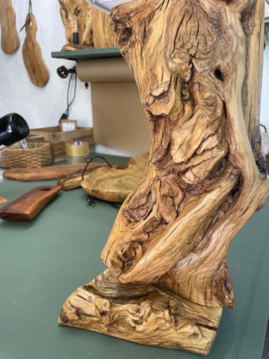 Una lampada di legno d'olivo fatta a mano nel laboratorio